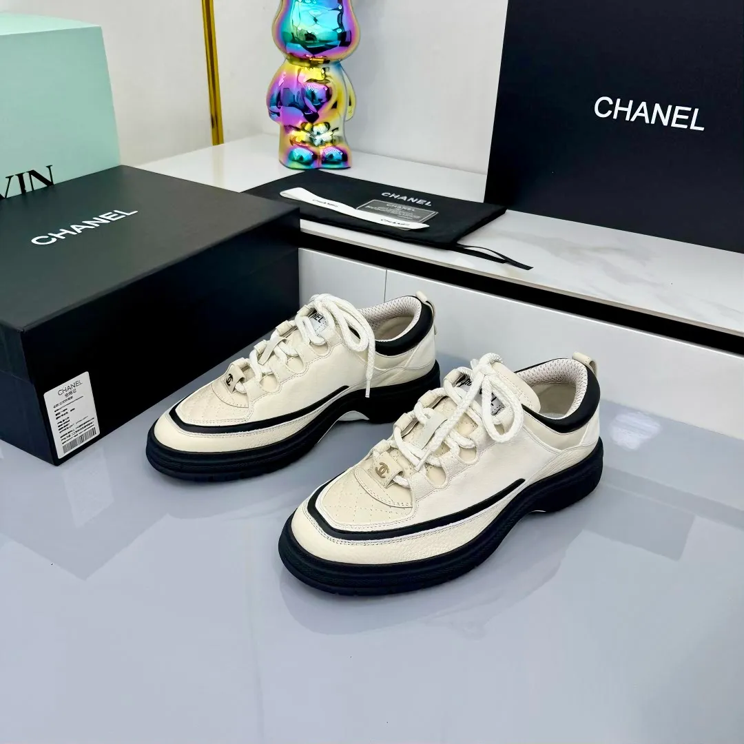 👟👟Ex-factory price 600👟👟 CHANEL 25C early autumn vacation style new casual shoes. A pair of comfortable shoes can reduce the fatigue on your feet. The new style is very versatile, whether it is daily wear or a sister party. It can be easily used for commuting in the workplace, outdoor sports and various occasions. It can increase the height, straighten the legs, modify the shape of the feet, is comfortable and comfortable without rubbing the feet, and has good breathability. It can also be worn in summer. Office workers can also easily own it when wearing it. The fabric is pebbled cowhide + plaid pad to show off sheepskin. The original open-molded rubber foam outsole! size: 35-40 (41 customized, non-refundable and non-exchangeable) 👉